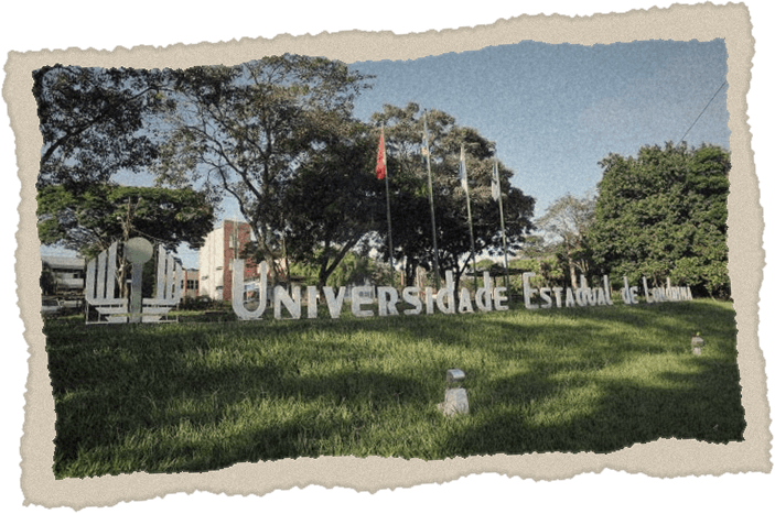 O letreiro Universidade Estadual de Londrina no gramado do campus